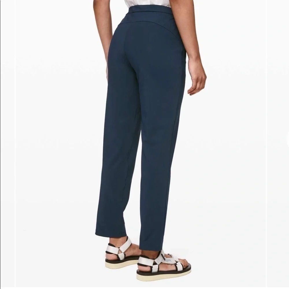 Lululemon On The Move Pant *Lightweight True Navy SZ 8